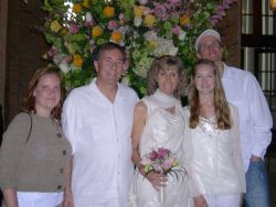 Florida Christian single find local match and poses with her family