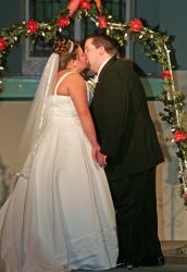 A kiss from the couple