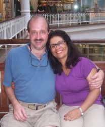 Brazilian single Christian marries American who hugs her tightly in a mall