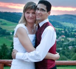 Gorgeous Polish scenery for hugging newlyweds