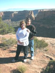 A couple hug and look very comfortable together at the Grand Canyon